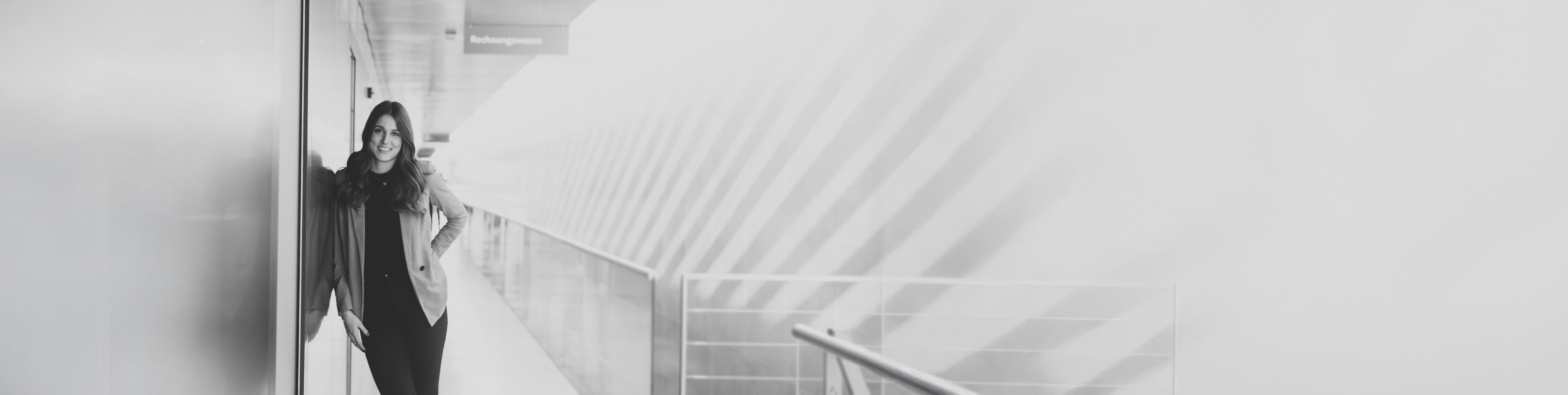 Eine junge Frau lehnt an einer Wand in einem langen Gang im Festspielhaus Bregenz © Büro Magma, Magdalena Türtscher