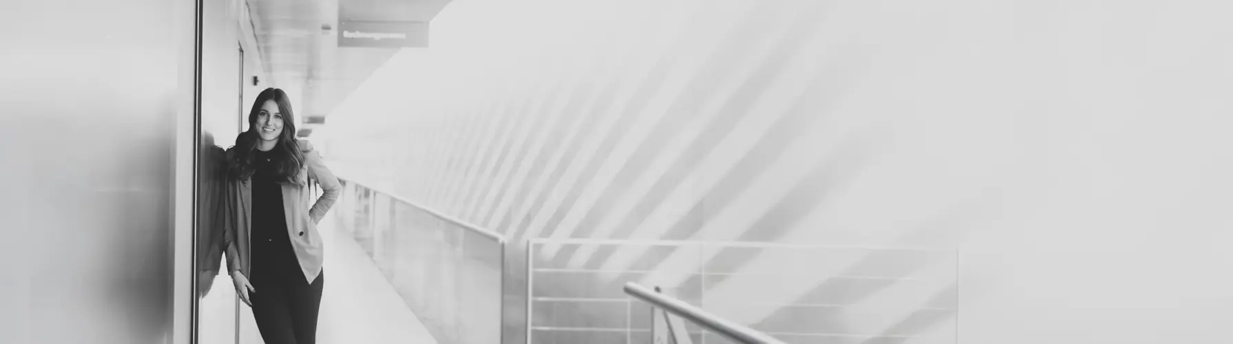 Eine junge Frau lehnt an einer Wand in einem langen Gang im Festspielhaus Bregenz © Büro Magma, Magdalena Türtscher