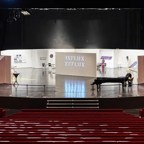 Ausstellungswände und Exponate bei der STAGE Bregenz 2024 auf der Hauptbühne im Festspielhaus Bregenz © Anja Koehler