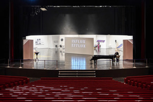 Ausstellungswände und Exponate bei der STAGE Bregenz 2024 auf der Hauptbühne im Festspielhaus Bregenz