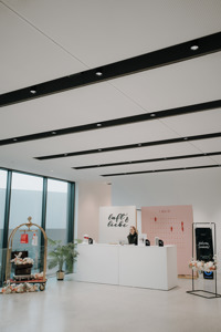 Empfangstresen mit Beschriftung "Luft & Liebe", daneben Dekoration und Check-in-Bereich