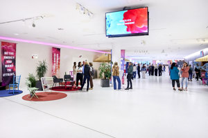 Menschen unterhalten sich beim Health & Mind Festival im weißen Foyer im Festspielhaus Bregenz
