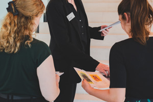Drei Personen des Publikumsservices auf der Hauptstiege im Festspielhaus Bregenz