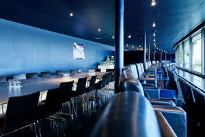 Besprechungstisch in der ganz in blau gehaltenen Lounge im Festspielhaus