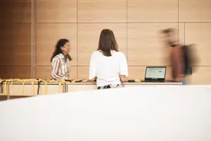 Menschen beim der Teilnehmer:innen-Registrierungstresen im Seefoyer im Festspielhaus Bregenz © Büro Magma, Magdalena Türtscher