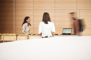 Menschen beim der Teilnehmer:innen-Registrierungstresen im Seefoyer im Festspielhaus Bregenz