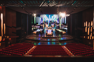 Blick von oben auf eine Bankettbetischung auf der Hauptbühne im Festspielhaus Bregenz