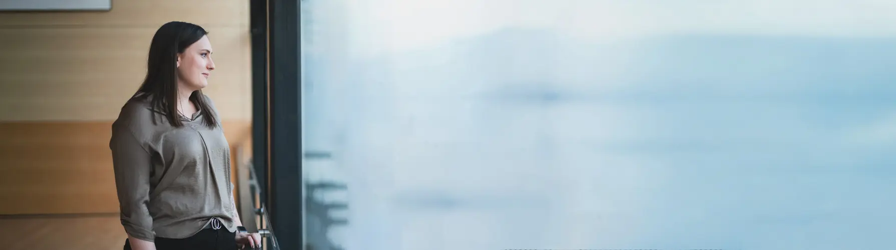 Festspielhaus Bregenz Mitarbeiterin blickt durch eine große Fensterfront auf den Bodensee © Büro Magma, Magdalena Türtscher