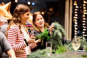 Zwei Frauen begeistert beim Adventkranzbinden im Festspielhaus Bregenz