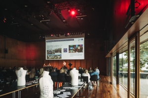 Medizinisches Lehrmaterial auf schwarzen Tischen vor einer Leinwand im Seestudio
