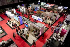 Menschen bewegen sich durch Messestände auf der Werkstattbühne © Anja Koehler