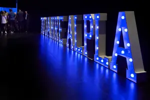 70 Jahre Alpla Schriftzug, große blaue Buchstaben auf der Werkstattbühne  © Anja Koehler
