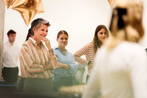 Advent-Hock Teilnehmerinnen stehen im Seefoyer des Festspielhauses Bregenz