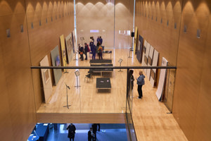 Ausstellungsbesucher:innen stehen vor Gemälden im Saal propter homines im Festspielhaus Bregenz