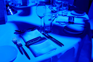 blau eingeleuchteter gedeckter Tisch für ein Galadinner im Festspielhaus Bregenz