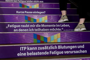 Treppenbeklebung mit kurzen Sätzen passend zum medizinischen Kongress im Festspielhaus