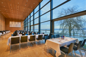Eckige Galabetischung vor der Glasfront im Seefoyer im Festspielhaus Bregenz