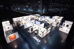 Blick von oben auf Ausstellungskojen der Kunstmesse STAGE Bregenz 2024 auf der Werkstattbühne im Festspielhaus Bregenz