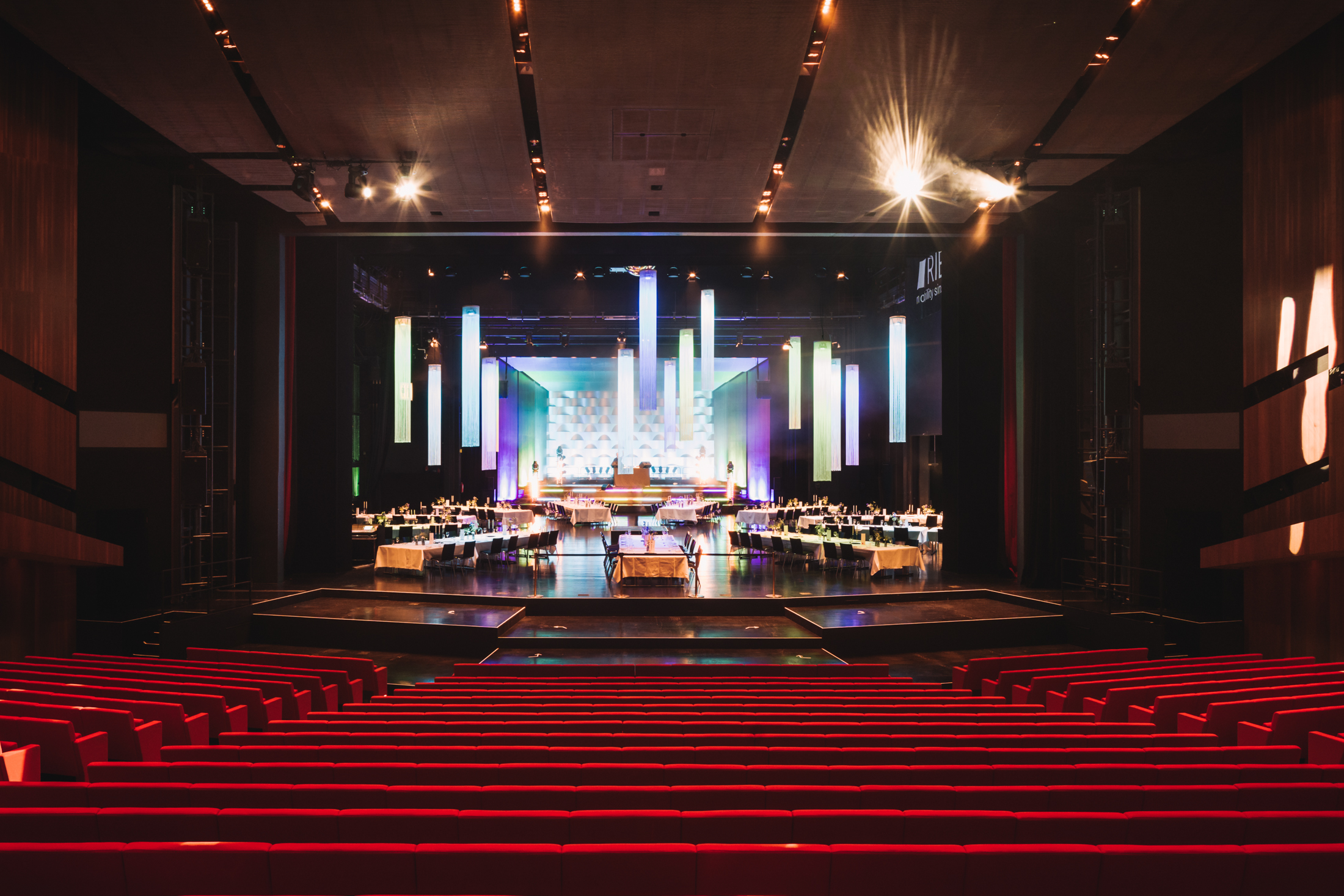 Galabetischung auf der Drehbühne vor der Orchestermuschel im Festspielhaus Bregenz © Angela Lamprecht