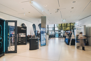 Fachausstellung mit Rollups und Beachflags im Foyer 2 des Festspielhauses Bregenz
