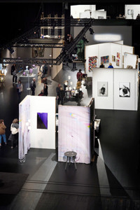 Menschen bewegen sich durch eine Kunstaustellung auf der Werkstattbühne im Festspielhaus Bregenz