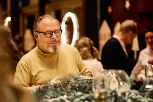 Ein fröhlicher Teilnehmer beim Adventkranzbinden im Seefoyer anlässlich des Adventhocks im Festspielhaus Bregenz
