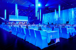festliche Bankettbetischung in blauem Licht auf der Werkstattbühne im Festspielhaus Bregenz