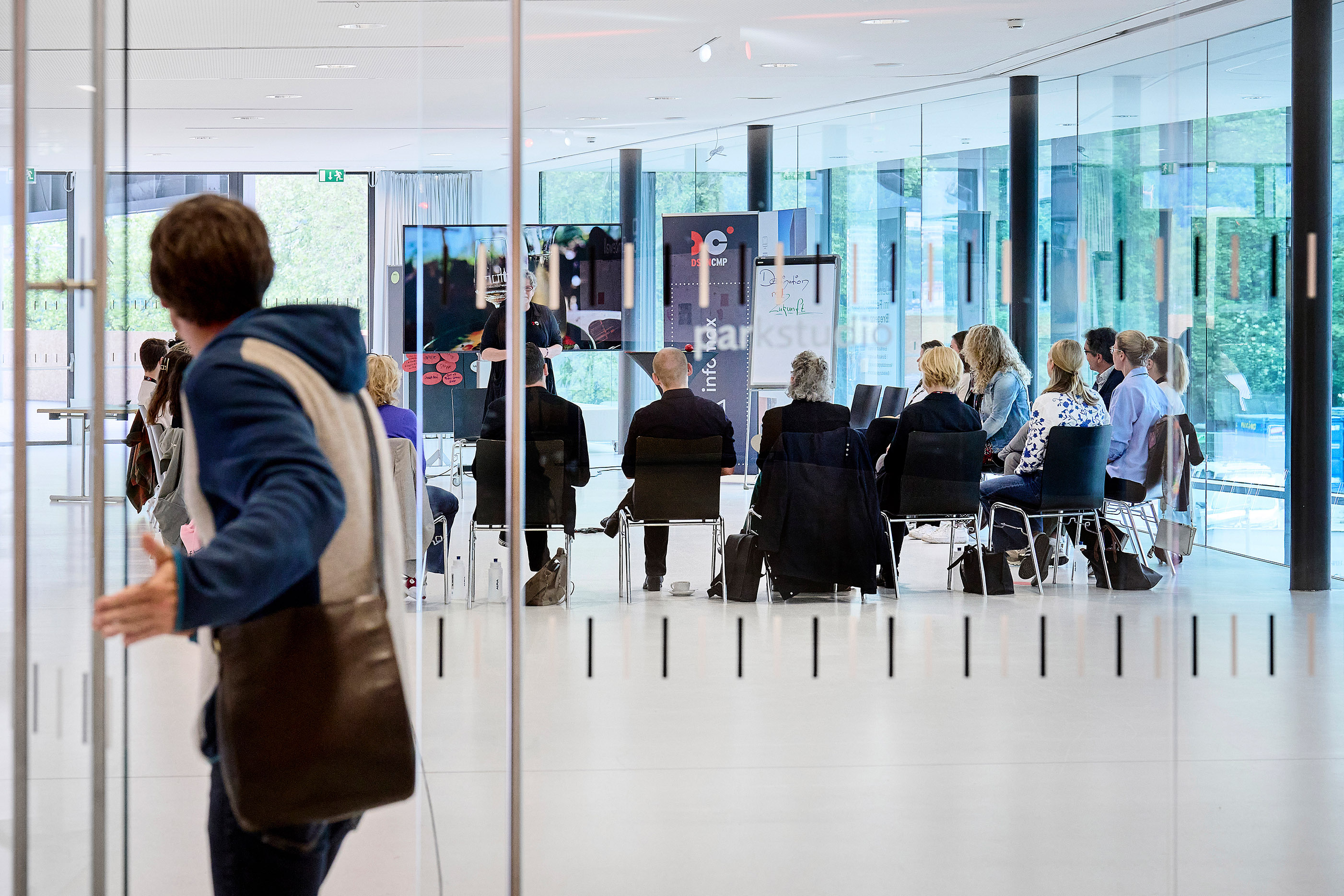 ein Mann betritt das helle Parkstudio mit Menschen in einem Stuhlkreis im Festspielhaus Bregenz © Anja Koehler