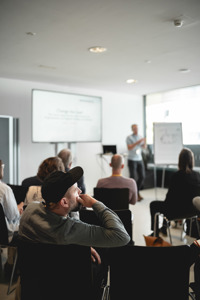 Workshopteilnehmer:innen in der tageslichtdurchfluteten Seegalerie des Festspielhauses Bregenz