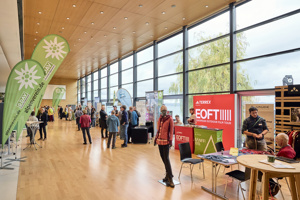Fachausstellungsbereich im lichtdurchfluteten Seefoyer im Festspielhaus Bregenz