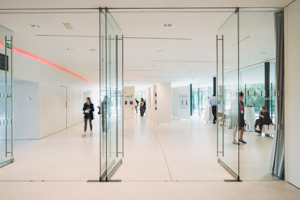 Blick durch die geöffneten Glasflügeltüren ins weiße Parkstudio mit Fachausstellung