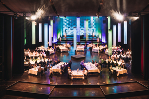 in einem Kreis angeordnete vollbesetzte eckige Bankettbetischung auf der Hauptbühne im Festspielhaus