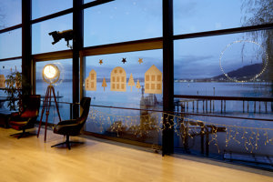 Weihnachtliche Fensterdekoration mit Blick auf den Bodensee im Seefoyer im Festspielhaus Bregenz