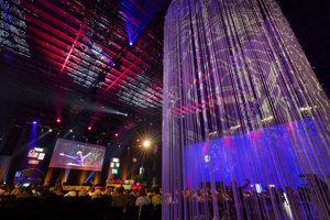 Violett eingeleuchtete Werkstattbühne mit langen Fäden-Vorhängen und Leinwand im Festspielhaus Bregenz