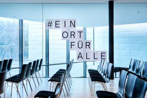 Festspielhaus Bregenz – Ein Ort für alle steht an der Fensterfront. Offene Räume für Austausch, Kultur und Begegnung