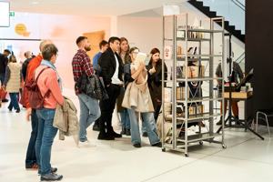 Bücher entdecken im Festspielhaus Bregenz – Besucher:innen stöbern und tauschen sich aus