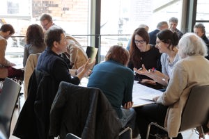 Kongressteilnehmer:innen an Workshop-Tischen in der Seegalerie im Festspielhauses Bregenz