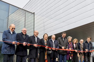 Offizielle Eröffnung des Festspielhauses Bregenz mit Durchtrennung eines roten Bandes durch Politikergruppe