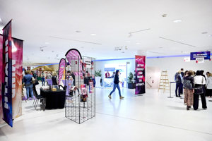 Menschen in der Ausstellung beim Health & Mind Festival im weißen Foyer im Festspielhaus Bregenz