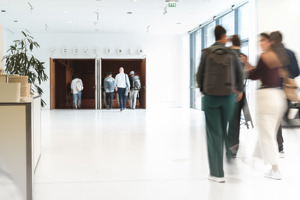 Menschen gehen durch die geöffneten Türen ins Seestudio im Festspielhaus Bregenz
