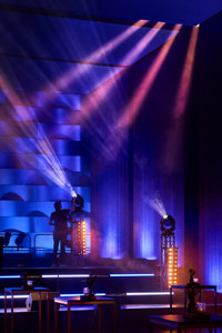 Ein Techniker beim Einleuchten einer Veranstaltung auf der Hauptbühne im Festspielhaus Bregenz