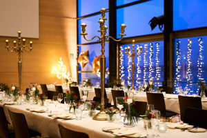 festlich gedeckte Tische im Seefoyer des Festspielhauses Bregenz mit Blick auf den Bodensee