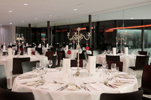 festlich gedeckte runde Tische im Parkstudio, Festspielhaus Bregenz