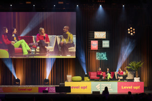 Vier Frauen auf einer Bühne im Gespräch mit Liveübertragung auf eine große Leinwand im Festspielhaus Bregenz