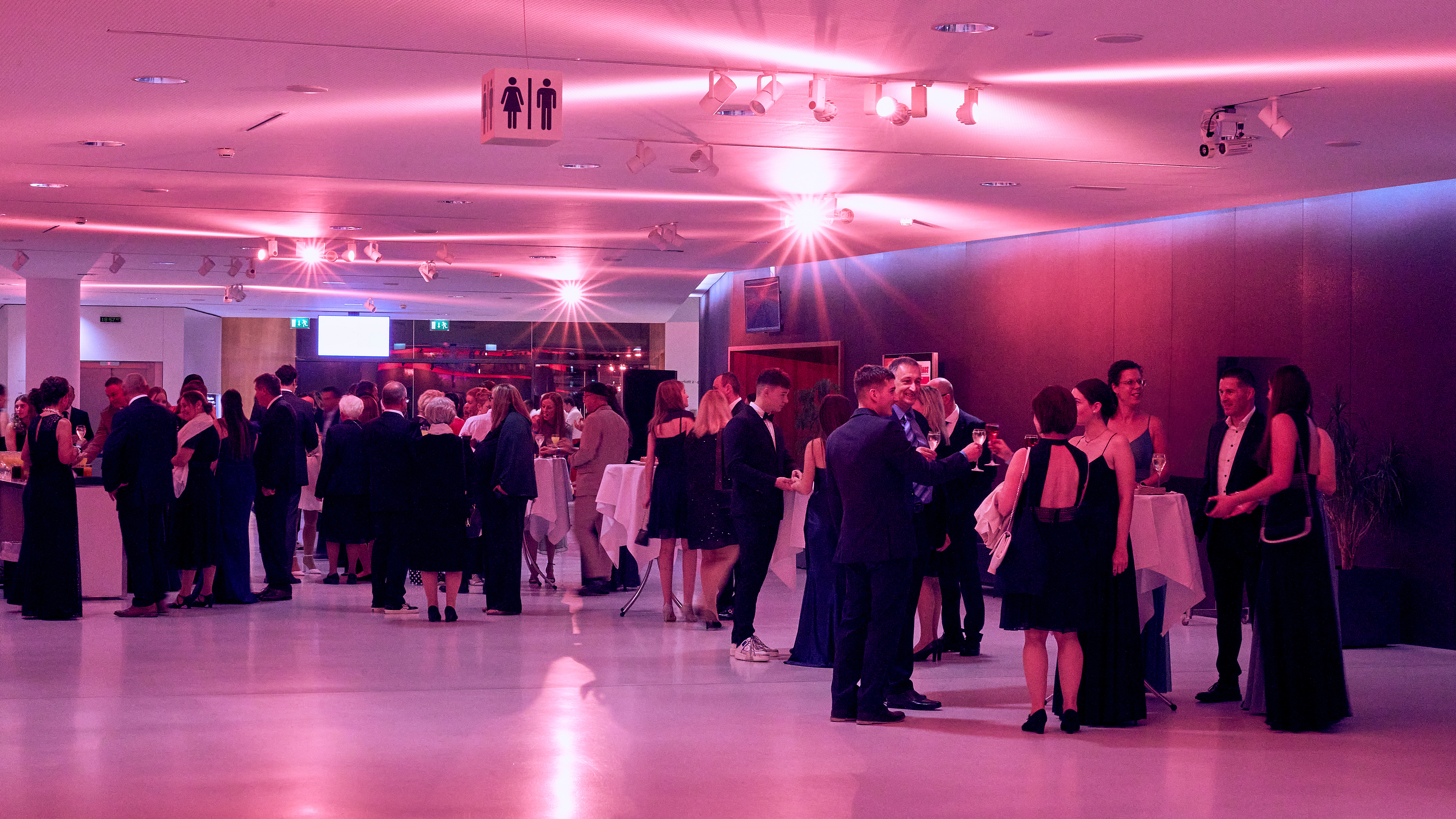 Ballpublikum im warm beleuchteten Foyer des Festspielhauses Bregenz © Anja Koehler