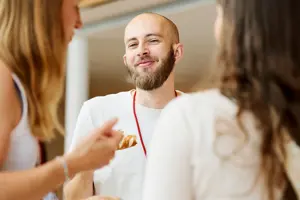 © Anja Koehler Im Fokus ein vergnügt aussehender junger Mann © Anja Koehler