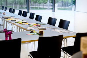 Schwarze Tische mit verschiedensten bunten Workshop-Utensilien