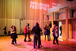 Eine Tangotanzgruppe beim Tag der offenen Tür im Festspielhaus Bregenz auf der Werkstattbühne