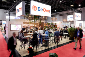 gutbesuchter Gastronomiebereich auf eine Messe im Festspielhaus Bregenz