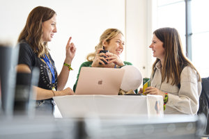 Drei Frauen im Gespräch an einem Stehtisch mit Laptop in einem weißen Raum im Festspielhaus Bregenz